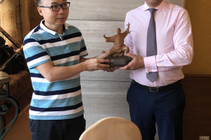 Dokter Lagast op werkbezoek in China